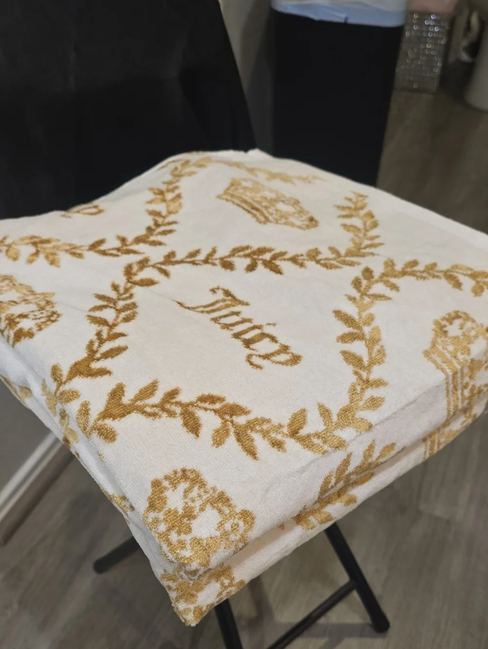 Juicy Couture Home Signature Logo Crown/Ribbon Oversize Cotton Viscose Towel Set